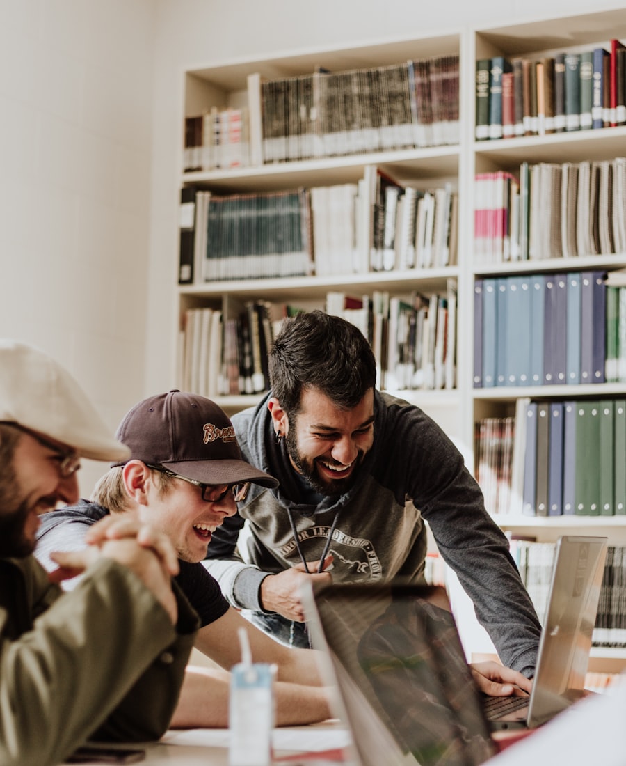 Studierende mit Smartphone und Lernmaterialien